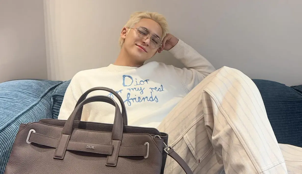 <p>Mingyu tampil mengenakan pakaian serba putih, dari atasan long sleeveless putih dipadukan celana panjang putih. Member Seventeen ini membawa Dior Normandie Tote bag warna hitam. [@min9yu_k]</p>