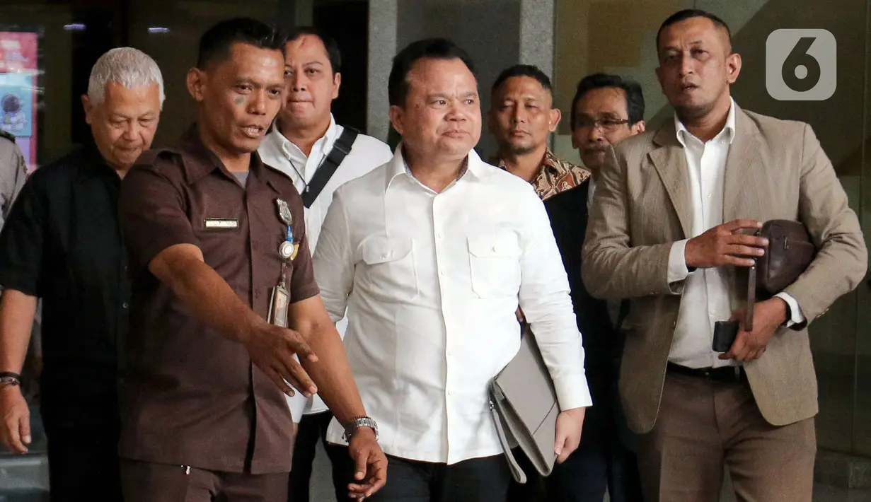 Mantan Direktur Jenderal (Dirjen) Imigrasi Kementerian Hukum dan Hak Asasi Manusia (Kemenkumham), Ronny Franky Sompie (tengah) usai menjalani pemeriksaan di Gedung Komisi Pemberantasan Korupsi (KPK), Jakarta, Jumat (3/1/2025). (pendapatsaya.com/Herman Zakharia)