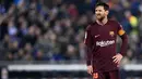 Pemain Barcelona, Lionel Messi bereaksi usai gagal melepaskan tendangan penalti ke gawang Espanyol pada laga leg pertama perempatfinal Copa del Rey di Stadion RCDE, Kamis (18/1). Barcelona menelan kekalahan pertama pada musim 2017-2018. (Josep LAGO / AFP)