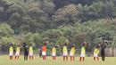 Pemain Indonesia U16 melakukan pemanasan jelang lawan Jepang U16 di Lapangan Padepokan Voli Indonesia, Sentul, Bogor. Selasa (15/4)