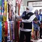 Gubernur Jatim Khofifah Indar Parawansa meninjau Oemah Batik Candi Madiun. Foto (Istimewa)