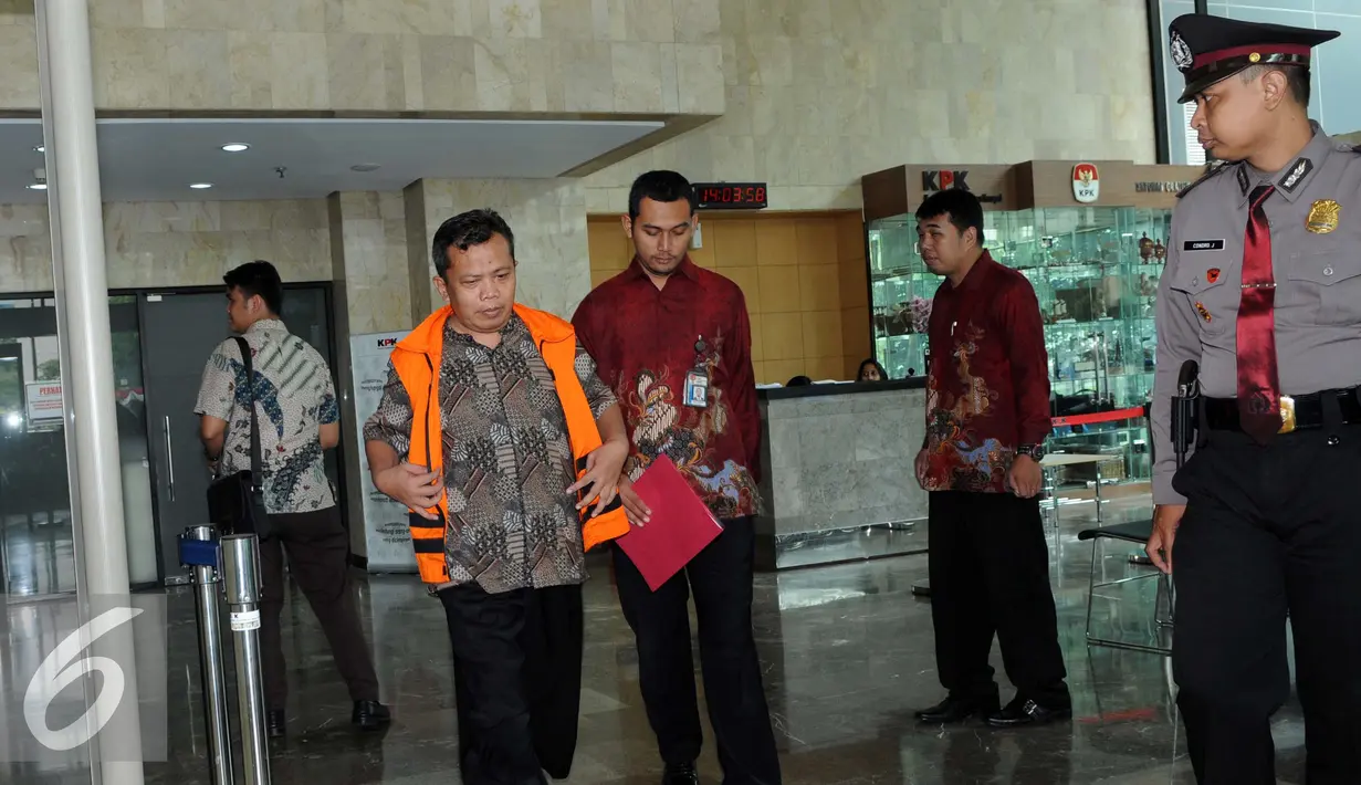Panitera Pengganti PN Jakpus Santoso usai menjalani pemeriksaan KPK, Jakarta, Jumat (26/8). Santoso diperiksa KPK sebagai saksi kasus dugaan suap kepada Panitera PN Jakarta Pusat (Liputan6.com/Helmi Afandi) 