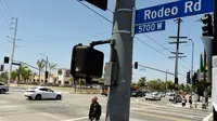 Pejalan kaki berjalan di area Rodeo Road, Los Angeles, Rabu (28/6). Presiden Dewan Kota Los Angeles akan mengganti sebuah jalan di distriknya dari Rodeo Road dengan nama mantan Presiden Amerika Serikat (AS) Barack Obama. (AP Photo/Chris Pizzello)