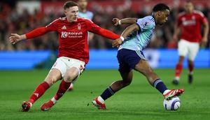 Gelandang Nottingham Forest asal Skotlandia Elliot Anderson (kiri) berebut bola dengan bek Arsenal asal Belanda Jurrien Timber selama pertandingan sepak bola Liga Primer Inggris antara Nottingham Forest dan Arsenal di The City Ground di Nottingham, Inggris bagian tengah, pada 26 Februari 2025.