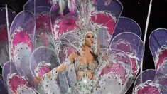 Salah satu kontestan berjalan di tengah panggung sambil memamerkan bajunya dalam ajang Karnaval Santa Cruz de Tenerife, Spanyol, Rabu (3/2). Para wanita cantik ini mengenakan gaun dengan tinggi lebih dari 5 m dan berat mencapai 80 kg. (DESIREE MARTIN/AFP)