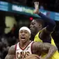 Guard Cleveland Cavaliers Isaiah Thomas (kiri) melewati penggawa Indiana Pacers pada laga NBA di Quick Loans Arena, Jumat (26/1/2018) atau Sabtu (27/1/2018) WIB. (AP Photo/Tony Dejak)