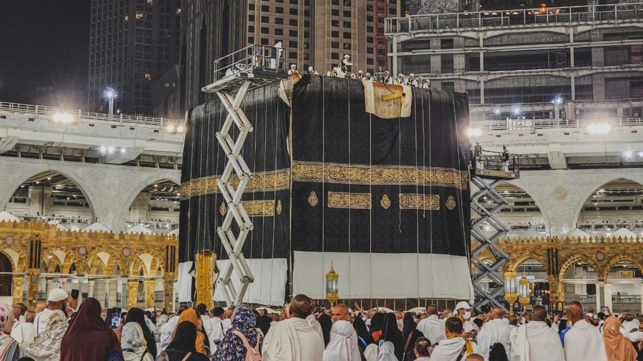 Nasrullah menambahkan, saat ini kiswah Ka’bah berwarna hitam terbuat dari sekitar 760 kg sutra dan 120 kg benang emas.
