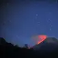 Gunung Merapi, gunung berapi paling aktif di Indonesia, memuntahkan abu dan lava seperti yang terlihat dari Sleman di Yogyakarta pada Rabu dini hari (11/8/2021). Perlu diketahui hingga saat ini, BPPTKG masih menetapkan status Gunung Merapi pada Siaga (Level III). (Daffa Ramya Kanzuddin/AFP)