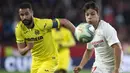 Mario Gaspar (kiri). Bek kanan Spanyol berusia 31 tahun yang pada 29 Juli 2022 lalu baru saja mengikat kontrak dengan Watford ini sebelumnya adalah pemain yang setia berseragam Villarreal sepanjang kariernya. Ia merupakan anggota Akademi Villarreal sejak awal musim 2007/2008 yang akhirnya promosi ke tim senior pada tengah musim 2010/2011. Hingga akhir musim 2021/2022 lalu ia total tampil dalam 421 laga bersama Villarreal di semua ajang dengan torehan 11 gol dan 26 assist. (AFP/Jorge Guerrero)