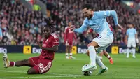 Pemain Liverpool Jeremie Frimpong (kiri) berebut bola dengan pemain Manchester City Rayan Cherki dalam laga Premier League antara Liverpool vs Man City di Liverpool, Inggris, Minggu, 11 Oktober 2026. (AP Photo/Jon Super)