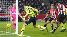 Pemain Arsenal, Kai Havertz mencetak gol kemenangan Arsenal ke gawang Brentford pada laga pekan ke-13 Liga Inggris 2023/2024 di Gtech Community Stadium, London, Inggris, Minggu (26/11/2023) dini hari WIB. (AP Photo/Kirsty Wigglesworth)