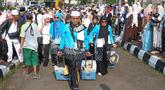 Sejumlah calon jemaah haji bersiap mengikuti acara pelepasan di Aula Kantor Bupati, Kabupaten Bogor, Jawa Barat, Jumat (8/5/2026). Kabupaten Bogor, Jawa Barat kembali menegaskan posisinya sebagai daerah dengan kuota haji terbesar di Indonesia. (merdeka.com/Arie Basuki)