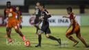 Kapten Bali United FC, Fadil Sausu menggiring bola melewati hadangan para pemain Pusamania Borneo FC pada laga Piala Presiden 2017 di Stadion I Wayan Dipta, Bali, Senin (13/2/2017). (Bola.com/Vitalis Yogi Trisna)