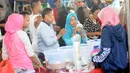 Warga memilih aneka makanan dan minumam untuk berbuka puasa atau takjil di kawasan Bendungan Hilir atau Benhil, Jakarta, Senin (6/5/2019). Kawasan Benhil menjadi tempat warga dan pekerja kantoran untuk berburu menu takjil setiap Ramadan. (Liputan6.com/Herman Zakharia)