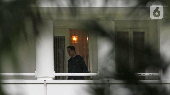 Gubernur DKI Jakarta Anies Baswedan terlihat di balkon rumah dinas Jalan Suropati, Menteng, Kamis (3/12/2020). Anies Baswedan yang masih melakukan isolasi mandiri di rumah dinas gubernur karena positif Covid-19 menyempatkan diri untuk berolahraga pada pagi ini (Liputan6.com/Herman Zakharia)