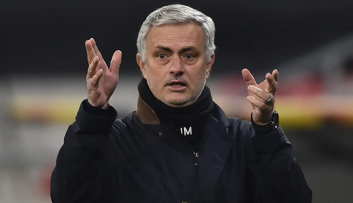 Jose Mourinho. Pelatih asal Portugal berusia 58 tahun yang mulai musim ini menangani AS Roma, mengoleksi raihan 500 gol di Liga Inggris dalam 288 laga. Ia melakukannya bersama Chelsea (2 periode), Manchester United dan Tottenham Hotspur mulai Juni 2004 hingga April 2021. (AFP/Attila Kisbenedek)