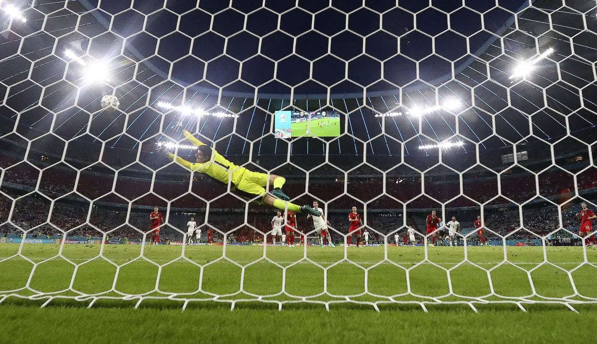 Penyerang timnas Italia, Lorenzo Insigne mencetak gol kedua timnya ke gawang Belgia pada babak perempat final Euro 2020 / 2021 di Allianz Arena, Munich, Sabtu (3/7/2021) dinihari WIB. Italia sukses melenggang ke semifinal usai mendepak Belgia 2-1. (Stuart Franklin/Matthias Schrader,)