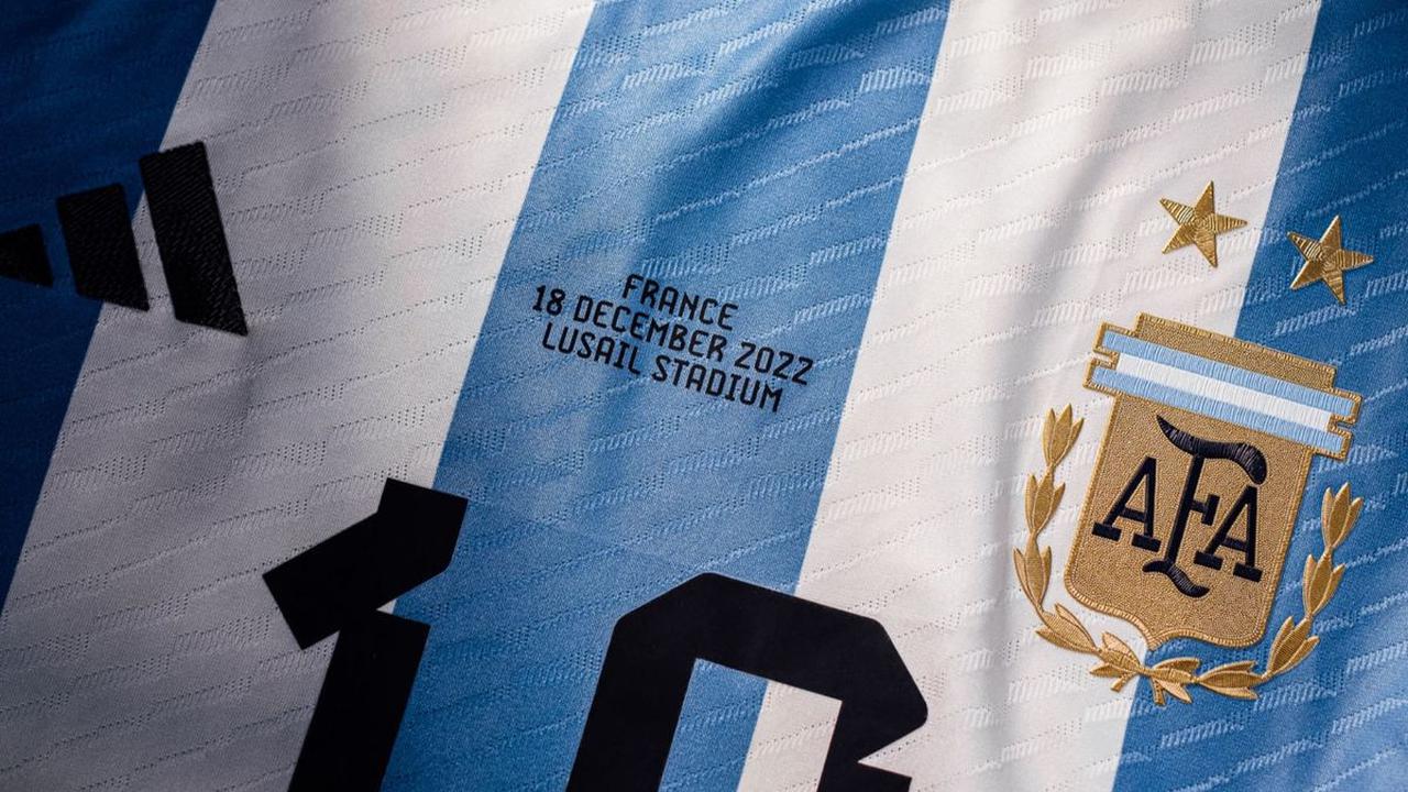 Jersey-jersey ini menjadi saksi bisu perjuangan Messi meraih gelar Piala Dunia pertama yang telah lama dinantikannya.