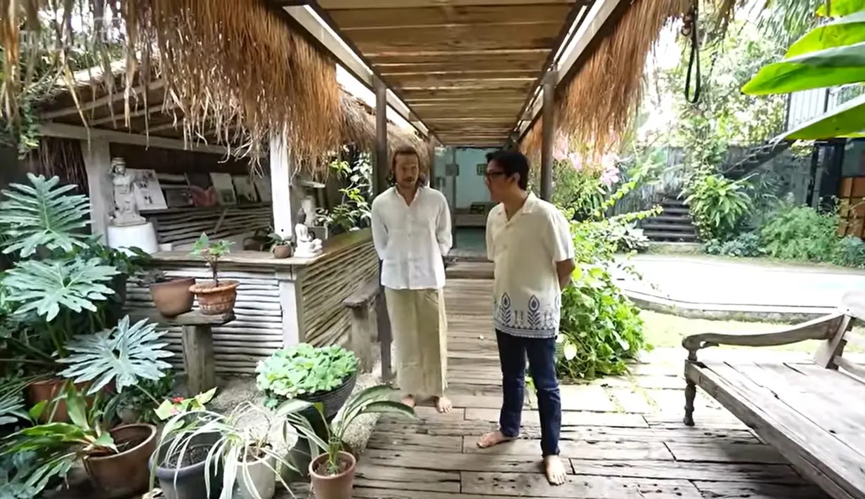 Suasana asri rumah Dwi Sasono dan Widi. Di sebelah kanan Dwi Sasono dibuat semacam minibar. Dwi Sasono menyebutnya seperti warung angkringan dengan beberapa tempat duduk terbuat dari kayu. [YouTube/TAULANY TV]