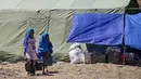 Warga membawa ember berisi air bersih di dekat sebuah tenda di lapangan terbuka di Marapokot, Nagekeo, Nusa Tenggara Timur, Senin, 17 Agustus 2026, (AFP/ Juni Kriswanto)