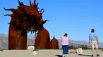 Patung hewan mitos, Naga terlihat di gurun Anza Borrego di Borrego Springs, California, Rabu (1/3). Patung naga tersebut dibuat oleh seniman bernama Ricardo Breceda. (AFP PHOTO / Eva Hambach)