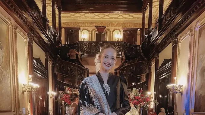 Anggun dan Berkelas, Intip 7 Model Kebaya Modern ala Enzy Storia (credit: instagram/enzystoria)