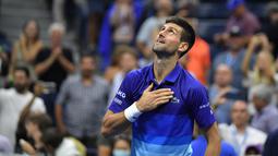 Petenis Serbia, Novak Djokovic melakukan selebrasi setelah memenangkan perempat final AS Terbuka 2021 melawan Matteo Berrettini dari Italia di Arthur Ashes Stadium, New York, Kamis (9/9/2021). Petenis nomor satu dunia itu melaju ke semifinal usai menang 5-7, 6-2, 6-2, 6-3. (Ed JONES/AFP)