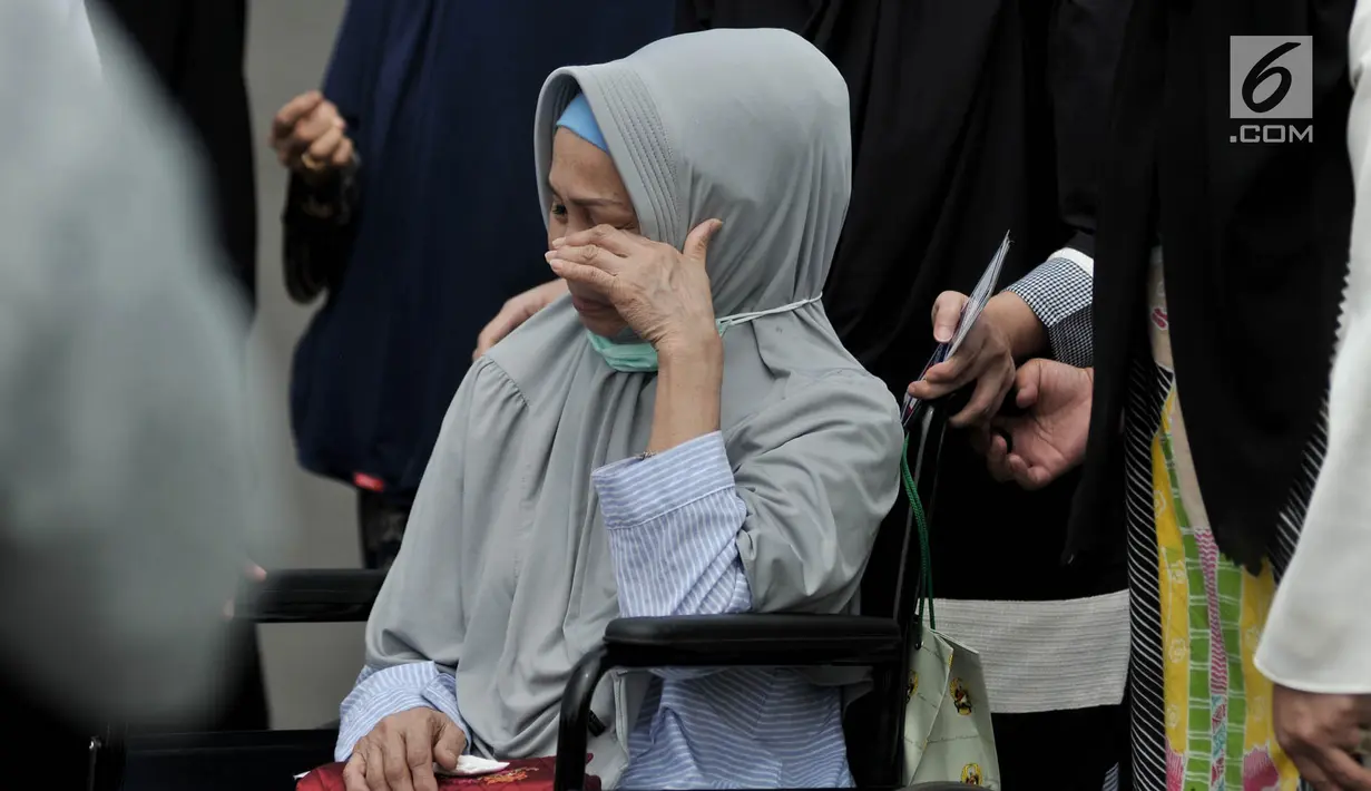 Isak tangis istri Jenderal TNI (Purn) George Toisutta, Noeralam saat mengantarkan almarhum di Lanud Halim Perdanakusuma, Jakarta, Rabu (12/6/2019). Jenazah George Toisutta diberangkatan dari Lanud Halim Perdanakusuma menggunakan pesawat Hercules menuju Makassar. (merdeka.com/Iqbal S. Nugroho)