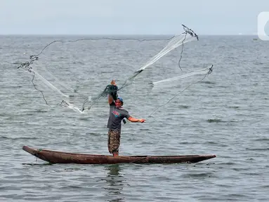 Nelayan menjaring ikan bilih secara tradisional di Danau Singkarak, Tanah Datar, Sumatra Barat, Kamis (22/6/2023). Sebagian masyarakat sekitar Danau Singkarak mejaring ikan bilih yang merupakan ikan endemik di Danau Singkarak karena mempunyai nilai jual ekonomi. (Liputan6.com/Angga Yuniar)
