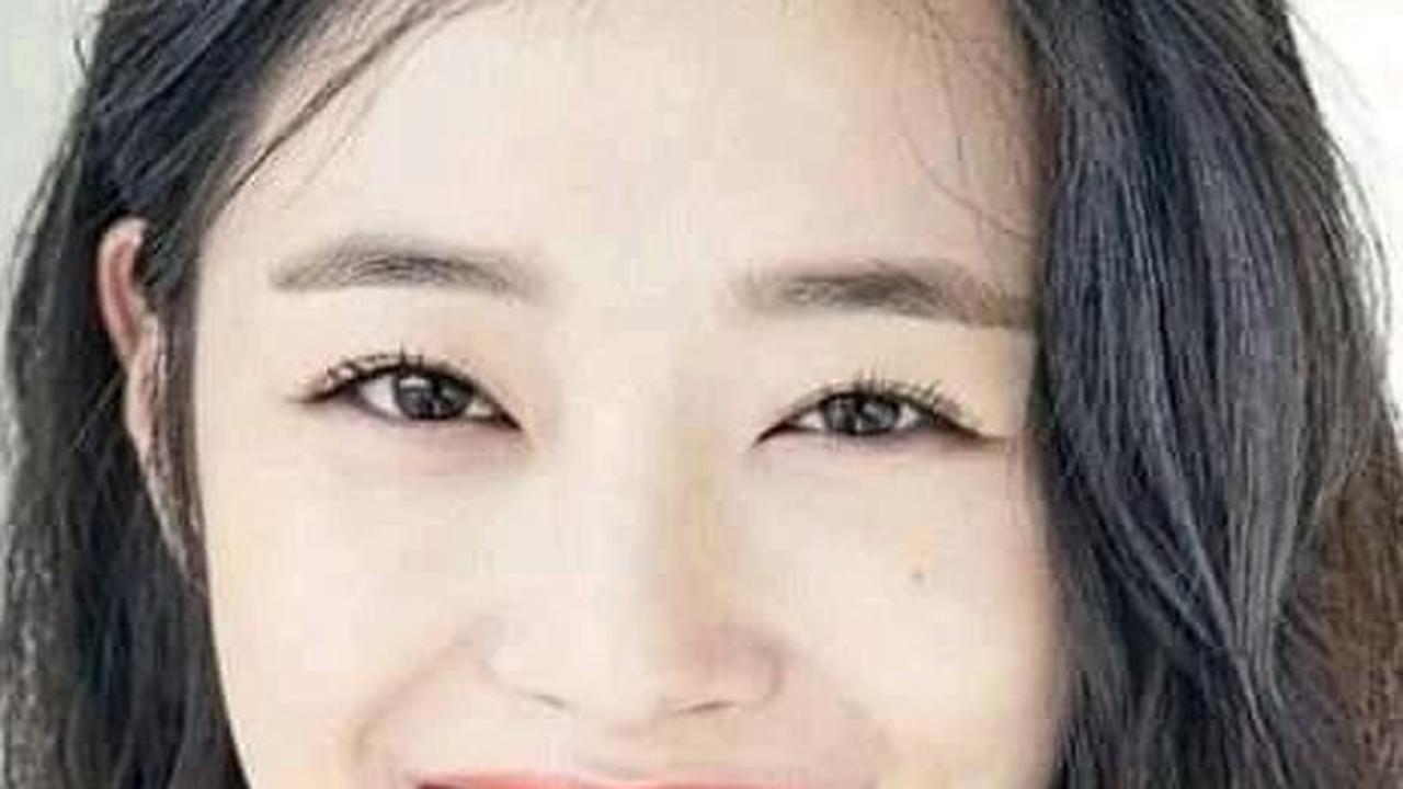Kisah perjalanan hidup dan karier mendiang Sulli, penyanyi, aktris, dan model yang meninggalkan dunia hiburan dengan duka mendalam, akan segera tampil dalam sorotan publik melalui film dokumenter berjudul "Dear Jinri."