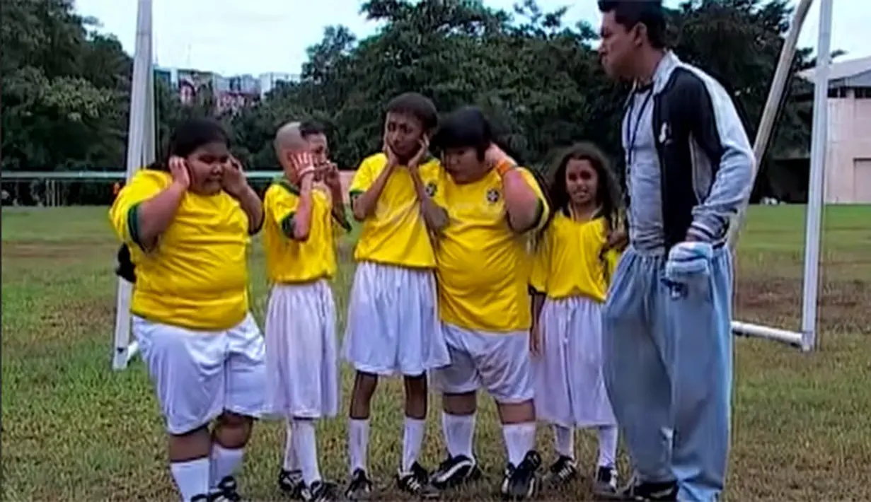 Omo Kucrut atau Ceking dalam sinetron Ronaldowati beberapa tahun lalu. Sinetron yang mendapat sambutan baik dari masyarakat itu melambungkan beberapa pemerannya. Ceking tergabung dalam timnya Wati alias Ronaldowati. [Youtube/MNCTV OFFICIAL ]