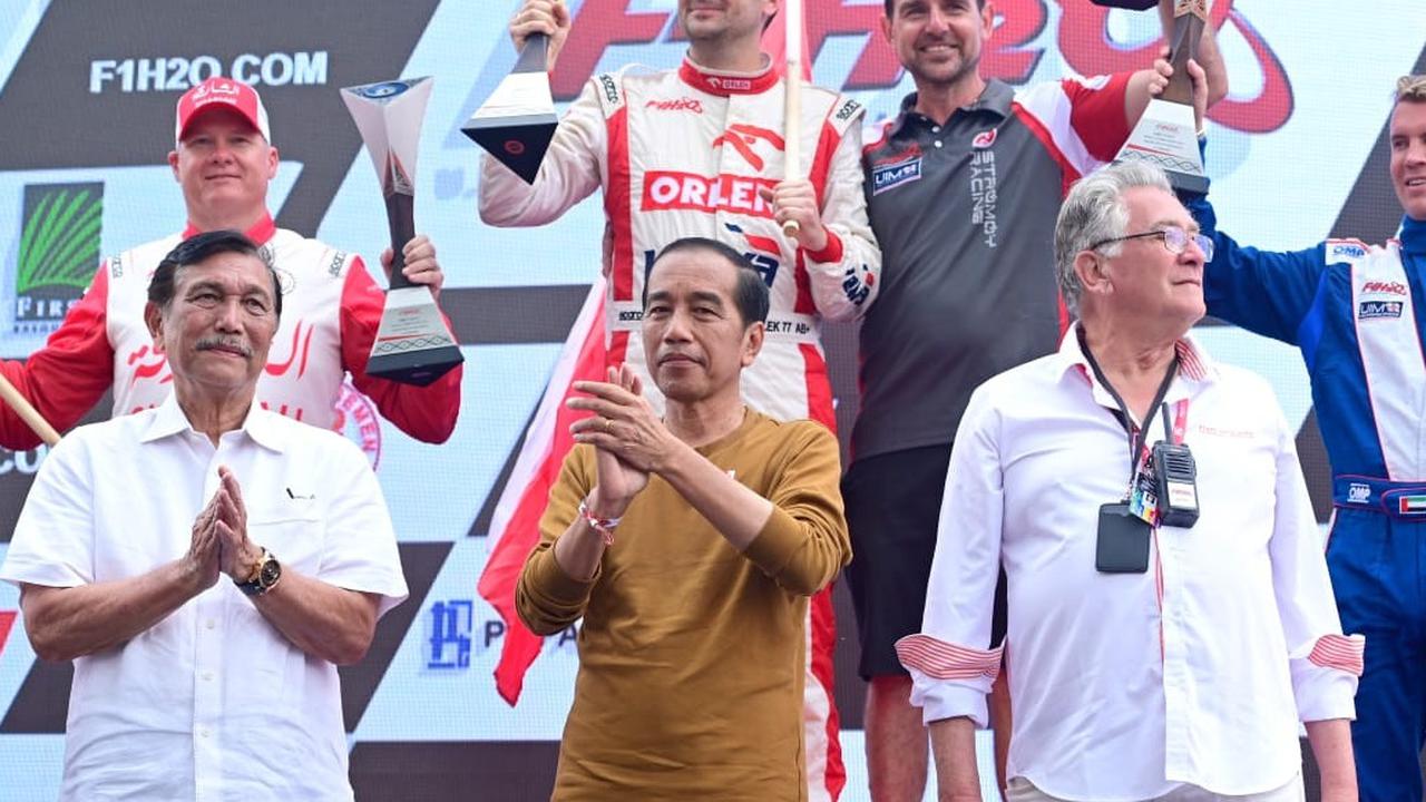Presiden Jokowi Saksikan Seri Perdana F1H2O di Danau Toba