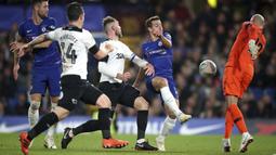 Kiper Chelsea, Willy Caballero, berusaha menghalau bola saat melawan Derby County pada Piala Liga Inggris di Stadion Stamford Bridge, Kamis (1/112018). Chelsea menang 3-2 atas Derby County. (AP/Nick Potts)