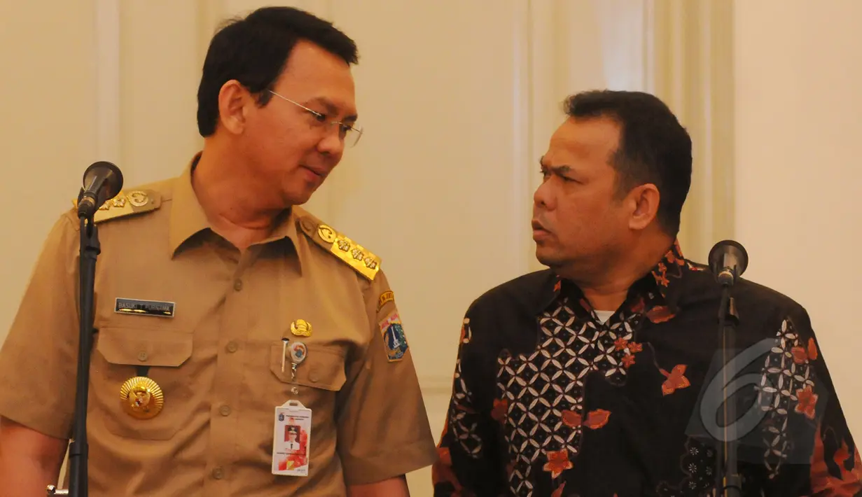 Basuki T Purnama berdialog dengan perwakilan BPJS saat akan melakukan penandatanganan nota kesepahaman (MoU) di Balaikota, Jakarta, Rabu (1/4/2015).  (Liputan6.com/Herman Zakharia)