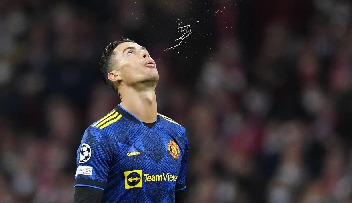 Manchester United hanya mampu bermain imbang 1-1 kala menyambangi markas Atletico Madrid dalam leg pertama babak 16 Besar Liga Champions 2021/2022, Rabu (23/2/2022). Sang bintang, Cristiano Ronaldo tak berkutik di hadapan klub yang sempat jadi lawan favoritnya. (AP/Manu Fernandez)