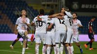 Brahim Diaz dari AC Milan merayakan bersama rekan satu timnya setelah mencetak gol kedua timnya, selama pertandingan sepak bola Serie A antara Crotone dan AC Milan, di Crotone, Italia, Minggu, 27 September 2020. (Francesco Mazzitello / LaPresse via AP)