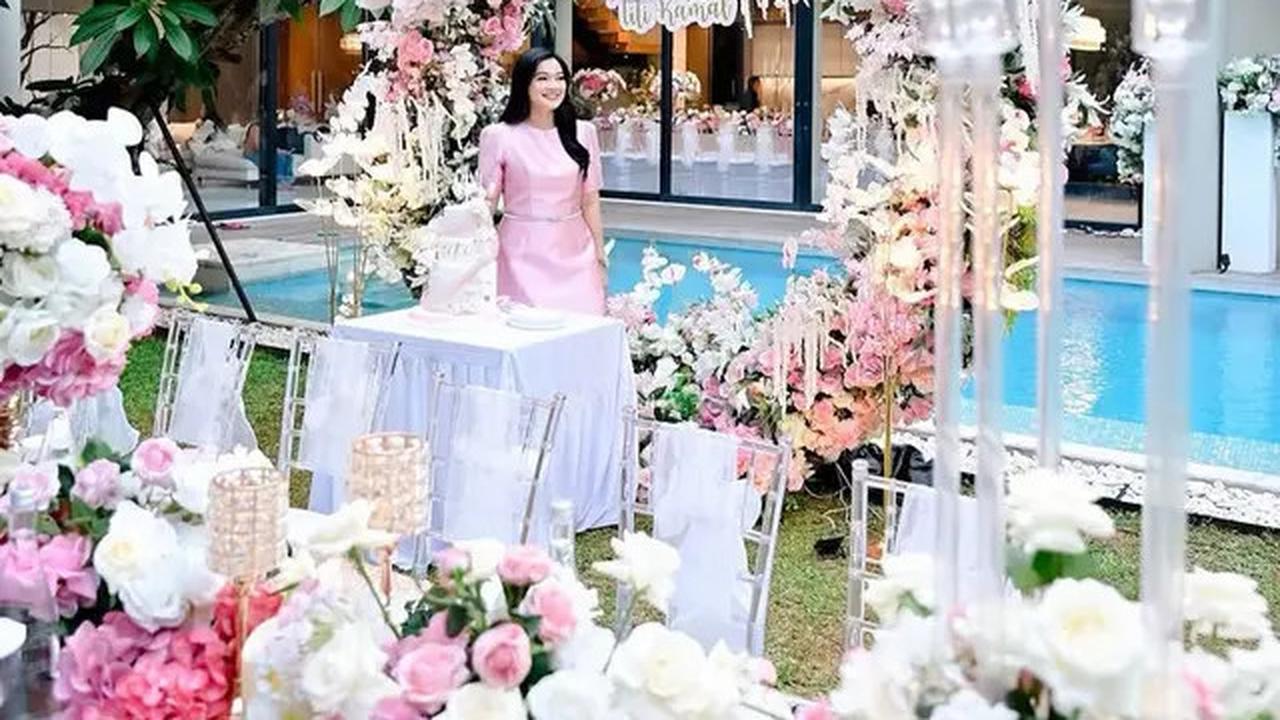 6 Potret Titi Kamal bak Barbie Awet Muda Dibalut Dress Pink saat Rayakan Pesta Ulang Tahun ke-43 di Rumahnya