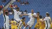 Bek Inggris, Ezri Konsa (tengah kiri), dan Dan Burn (tengah kanan), berduel memperebutkan bola saat pertandingan kualifikasi Piala Dunia 2026 grup K melawan Andorra, Sabtu, 7 Juni 2025. (AP Photo/Joan Monfort)