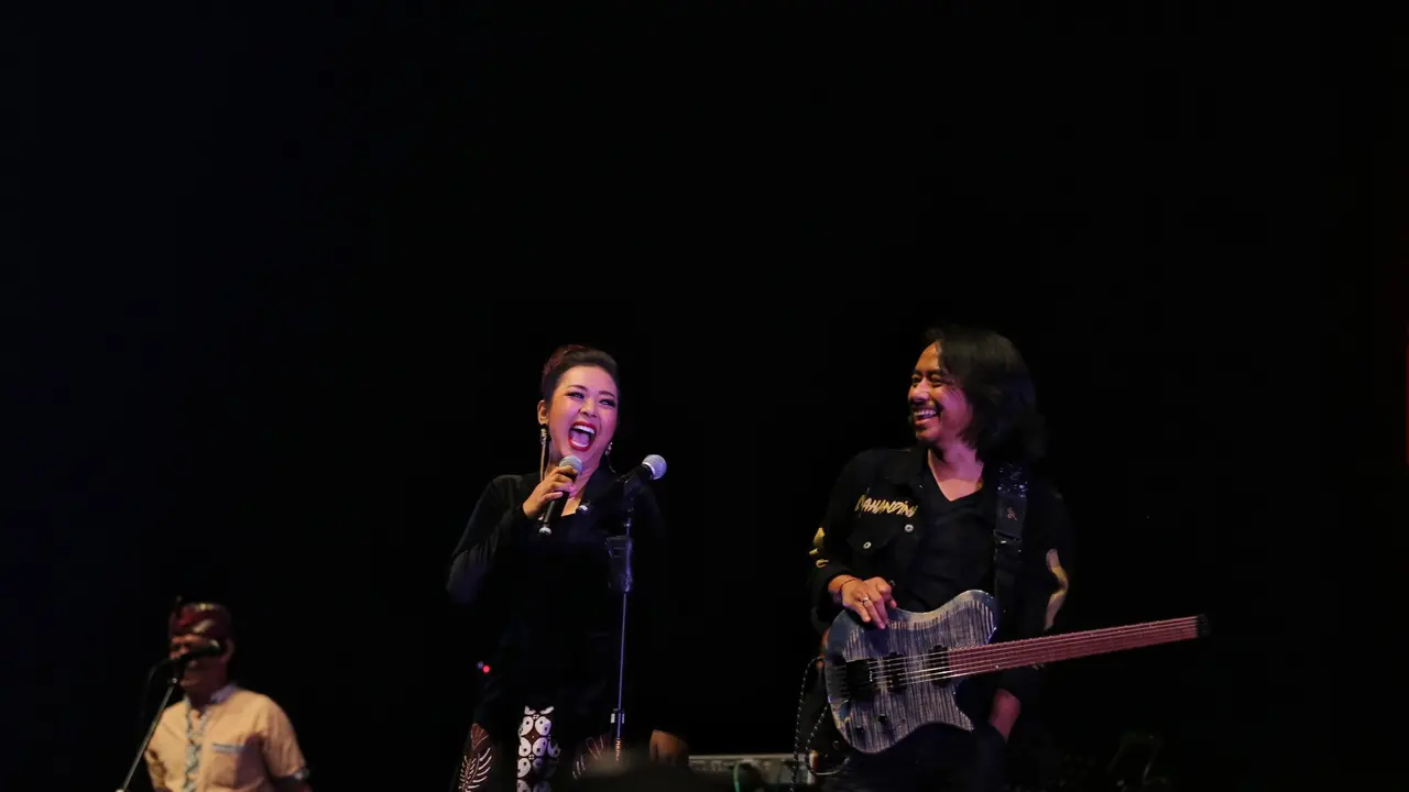 Dewa Budjana feat Soimah