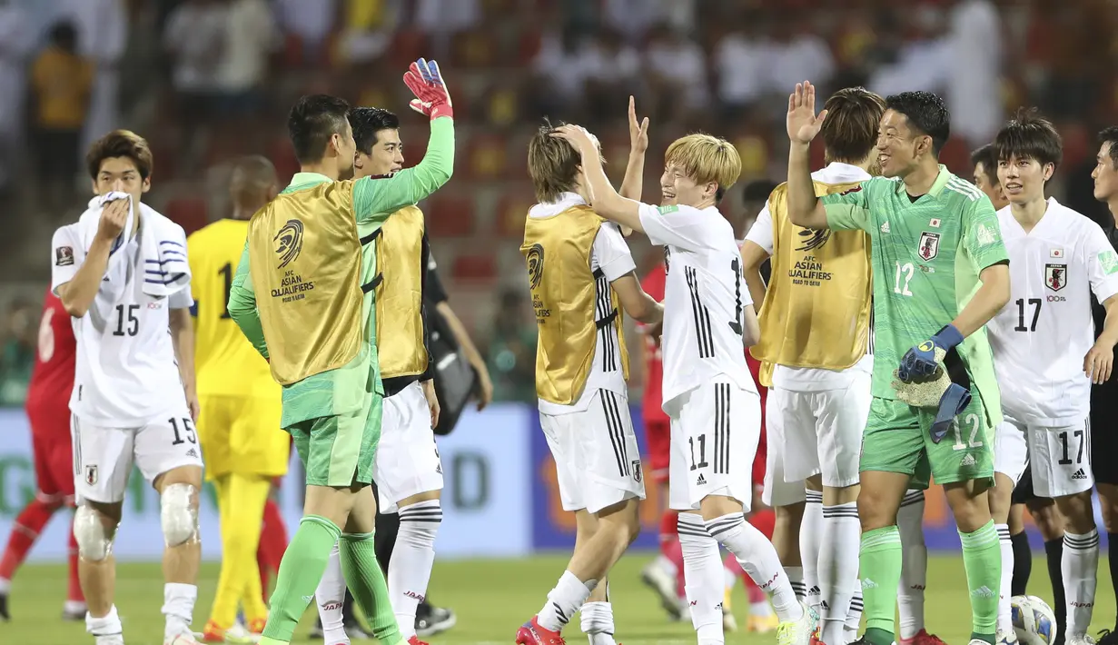 Para pemain Jepang merayakan setelah pertandingan kualifikasi untuk Piala Dunia FIFA Qatar 2022 melawan Oman di Sultan Qaboos Sports Complex, Muscat, Oman, Rabu (17/11/2021). Kemenangan ini membawa Jepang menuju posisi kedua klasemen Grup B. (AP Photo/Kamran Jebreili)