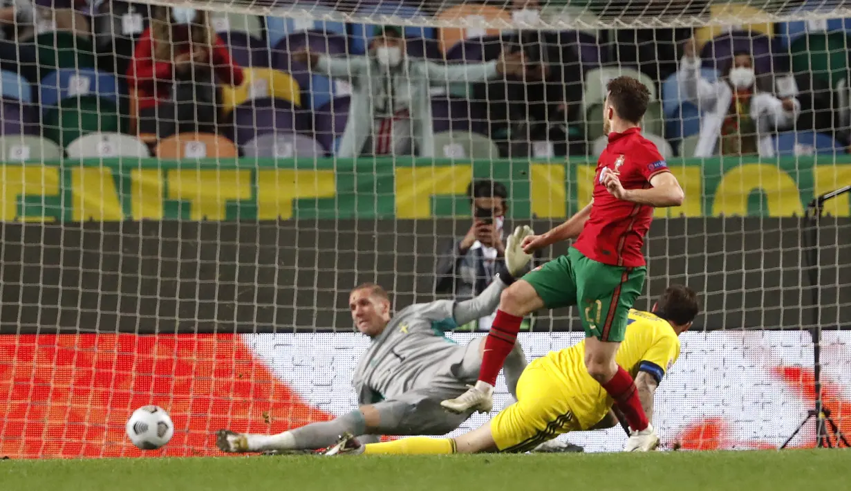 Pemain Portugal Diogo Jota mencetak gol ke gawang Swedia pada pertandingan UEFA Nations League di Stadion Jose Alvalade, Lisbon, Portugal, Rabu (14/10/2020). Portugal menang 3-0. (AP Photo/Armando Franca)