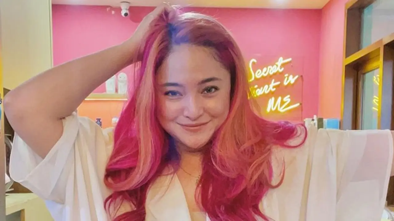 6 Potret Penampilan Baru Marshanda dengan Rambut Pink, Banjir Pujian