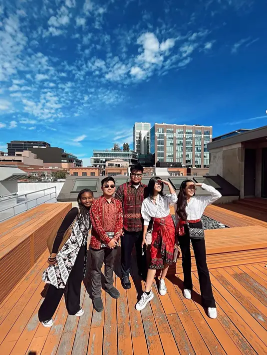 Mengunjungi Konsulat Jenderal RI di Chicago, penampilan Yoriko Angeline dan Beby Tsabina pun terlihat menawan dengan kemeja putih yang dihiasi dengan batik. Banyak netizen pun memuji penampilan keduanya yang tampil simpel namun keren. (Liputan6.com/IG/@yorikooangln_/bebytsabina)
