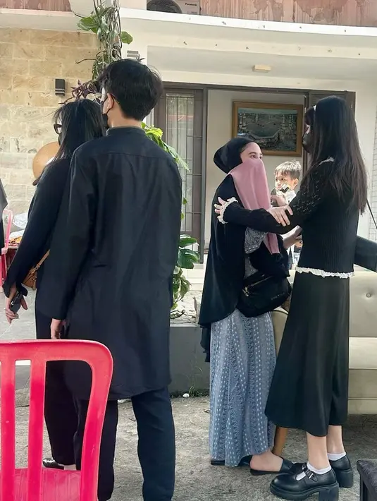 <p>Tissa juga melihat perubahan ayahnya setelah pulang dari tanah suci. "Setelah umrah, papa itu orangnya lagi sering-seringnya sholat di masjid, memang sebenarnya sholat di masjid bukan surprise, tapi itu dia lagi rajin aja, maunya ke masjid, bukan sholat di kamar atau di mana gitu,&rdquo; ujar Tissa. [Instagram/mulanjameela1]</p>