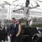 David Beckham dan istri, Victoria, menghadiri peresmian patung dirinya yang terletak di sekitar Dignity Health Sports Park. (AFP/Meg Oliphant)