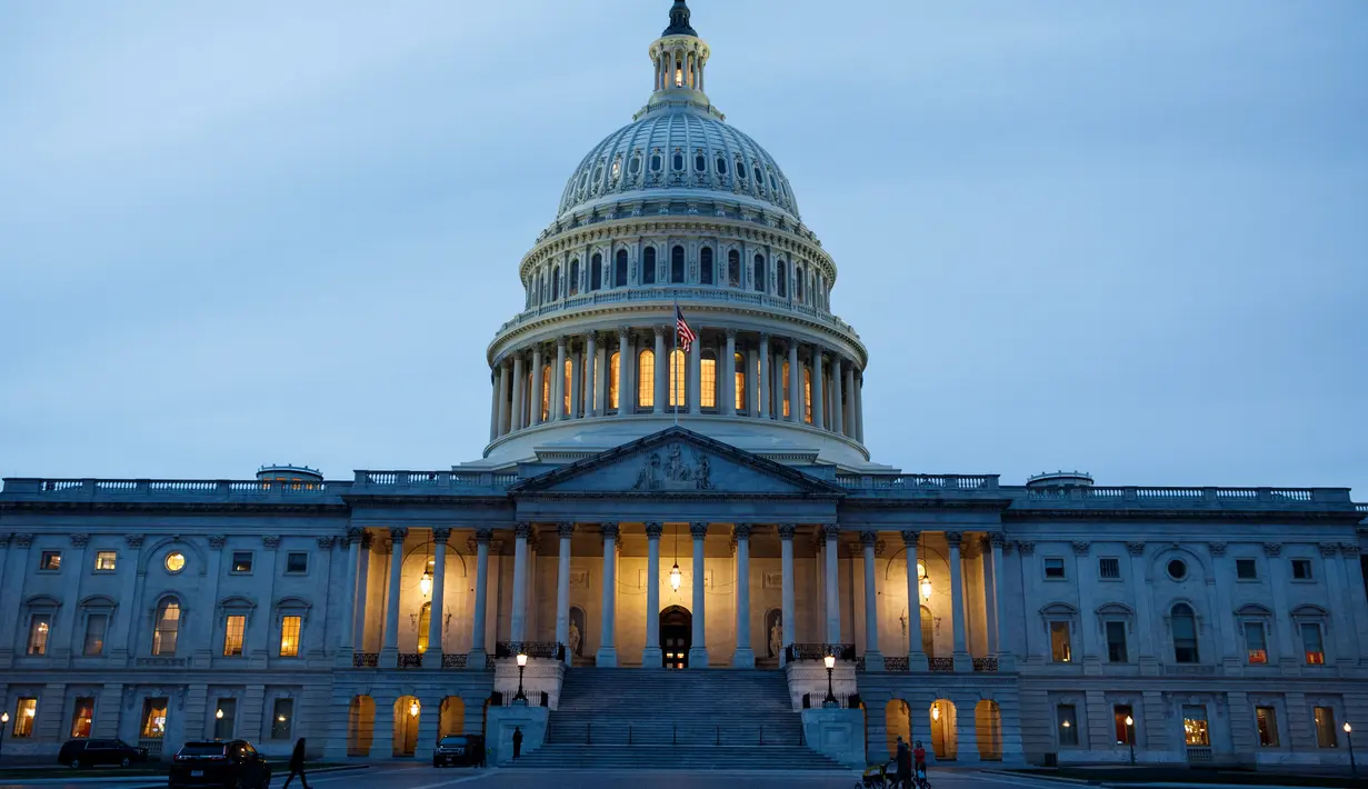 Foto yang diabadikan pada 12 Maret 2020 ini menunjukkan Gedung Capitol AS di Washington DC, Amerika Serikat. Sejumlah bangunan ikonis (landmark) di Washington DC, termasuk Gedung Putih, terpaksa ditutup sementara untuk umum akibat wabah COVID-19 yang tengah merebak di negara itu. (Xinhua/Ting Shen)