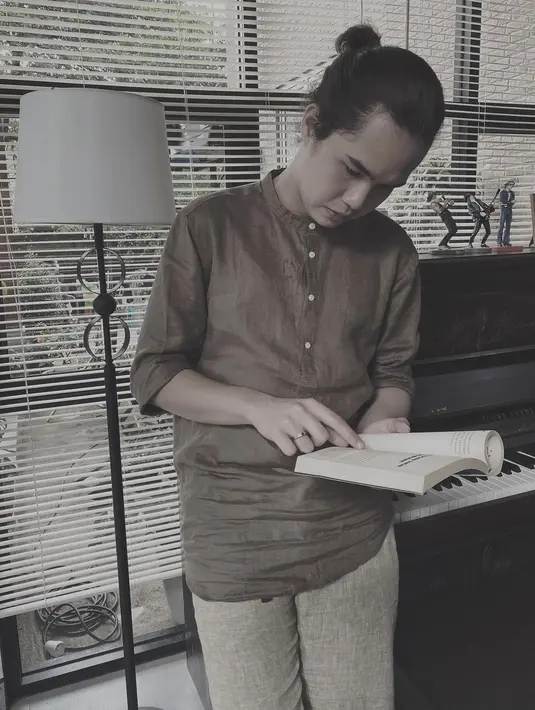 Saat menjadi bintang tamu di salah satu acara di tv swasta, Dul mengatakan kalau ia sudah bilang kepada kekasih tentang keyakinannya. Dul sudah yakin dengan Tissa namun belum pada dirinya sendiri. (Instagram/duljaelani)