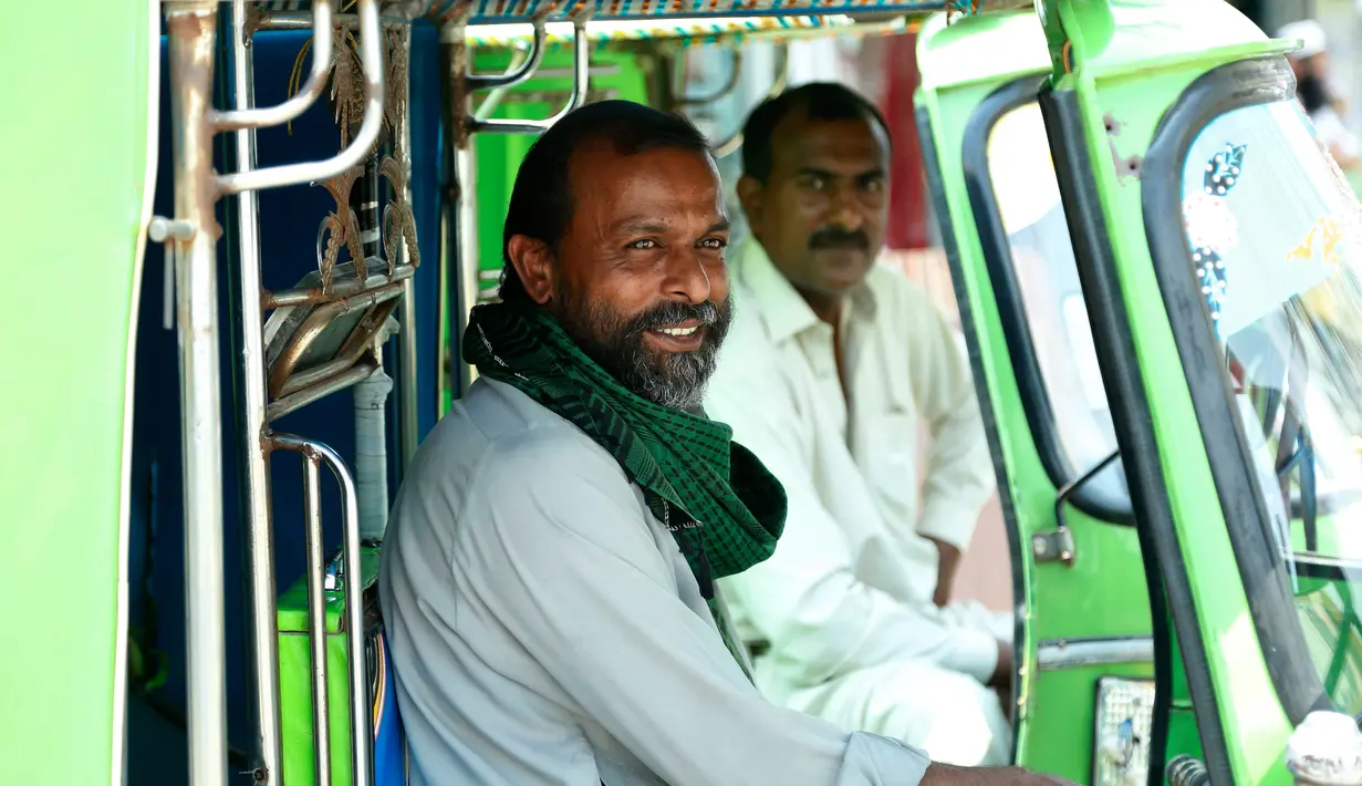 Para pengemudi bajaj menunggu pelanggan di sebuah pasar di Rawalpindi, Provinsi Punjab, Pakistan timur (9/5/2020). PM Pakistan Imran Khan mengatakan dalam pidatonya bahwa lockdown akan diperlonggar dalam beberapa fase mulai Sabtu (9/5). (Xinhua/Ahmad Kamal)