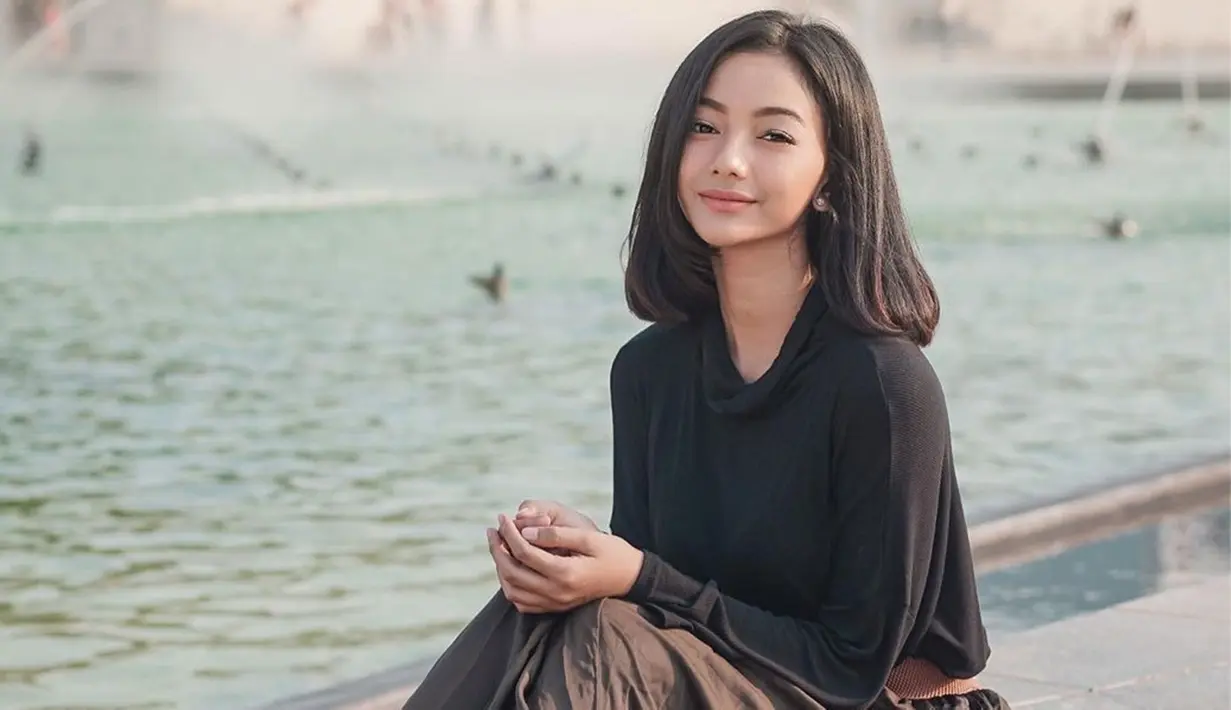 Sebagai publik figur, Glenca Chysara selalu memperhatikan penampilannya. Seperti di kesehariannya, aktris sekaligus model ini tampil santai dengan gaya kasual. Meski terlihat simpel, ia tetap kece dan stylish.(Liputan6.com/IG/@glencachysaraofficial)