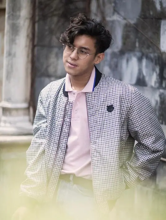 Bomber jacket bermotif yang dipadukan dengan polo shirt juga tak kalah menarik untuk kamu coba. Cocok untuk daily style! (Instagram/ardhitopramono).